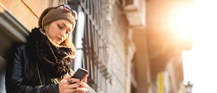 Woman reading about content marketing online. 